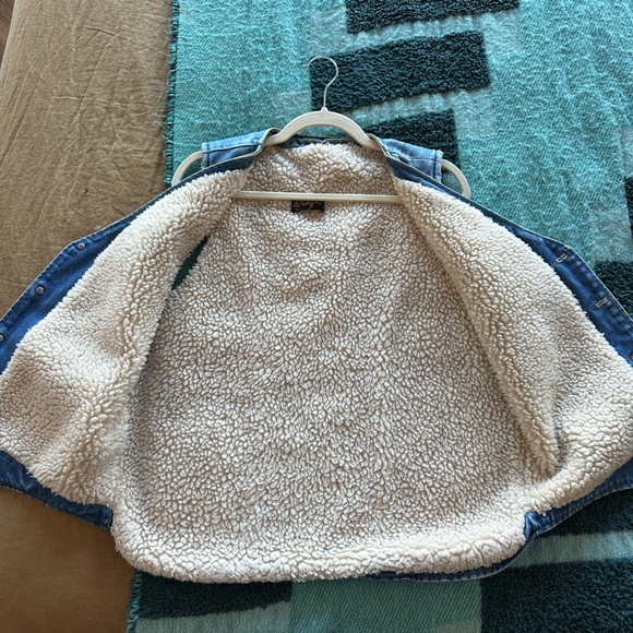 Wrangler denim vest with Sherpa lining. Unisex size large - Picture 3 of 6